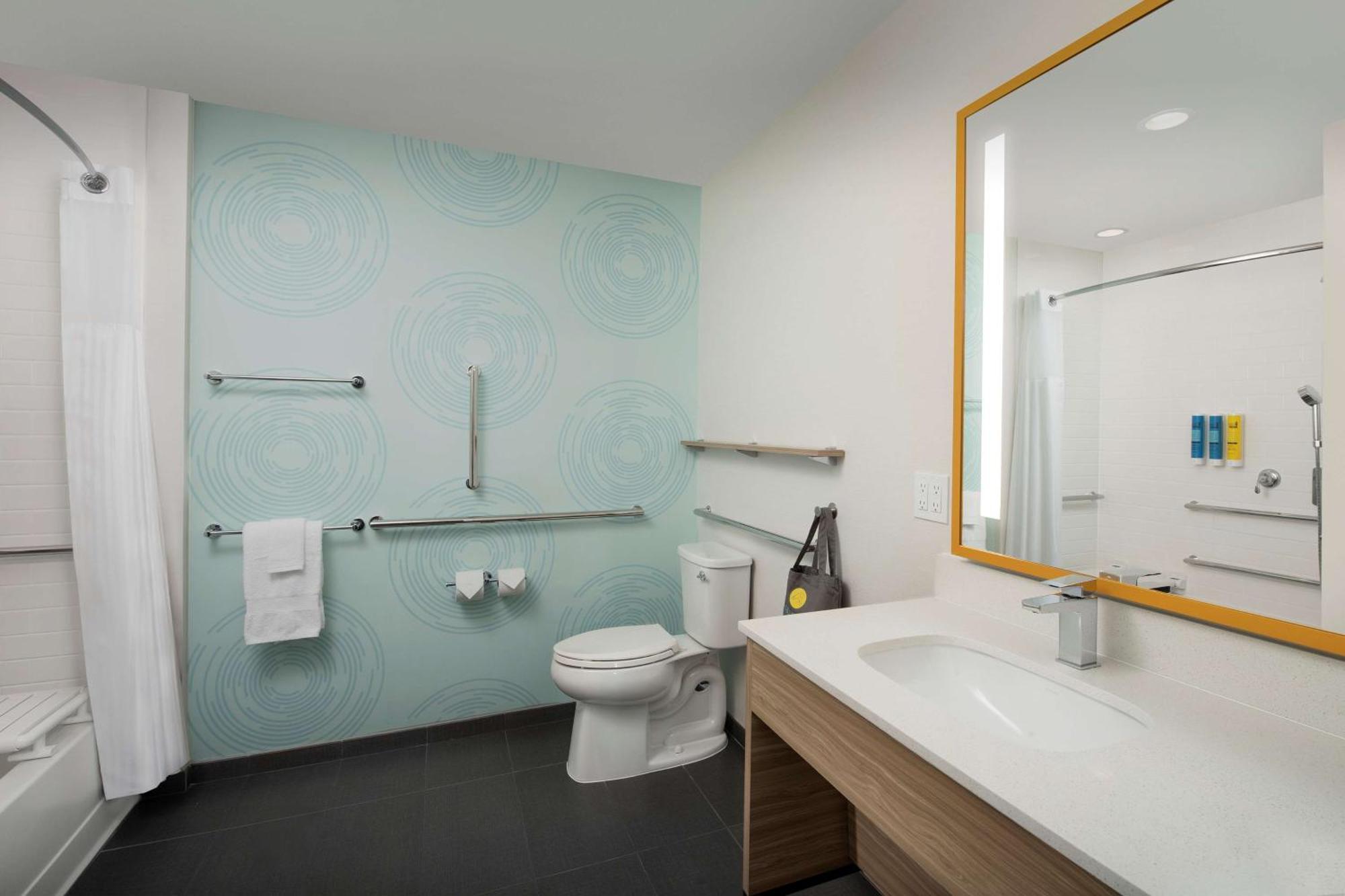 Queen Room with Two Queen Beds and Tub - Accessible